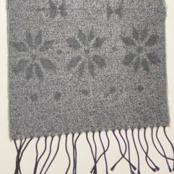 NWT Cejon Women's Gray Scarf Snowflake Pattern Heather Gray w/ fringe wrap scarf - Picture 15 of 16